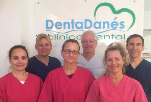 Clinica Dental DentaDanes logo